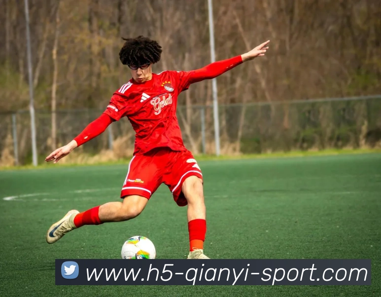 巴西街头偶遇前国脚艾克森身材依旧出众引发网友热议